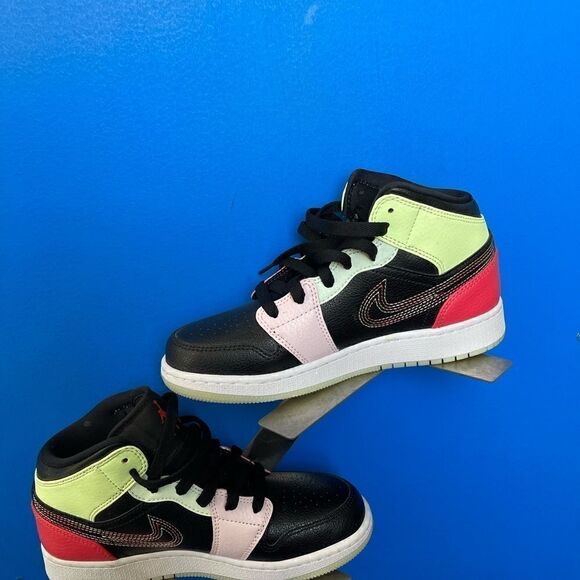 Nike Air Jordan 1 Mid SE GS "Glow In The Dark" Size 4Y / Womens 5.5 AV5174-076 - Picture 2 of 5